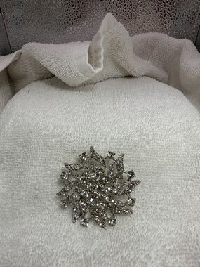 Rhinestone Silver Floral Burst Brooch - Elegant Nice sturdy Vintage Brooch